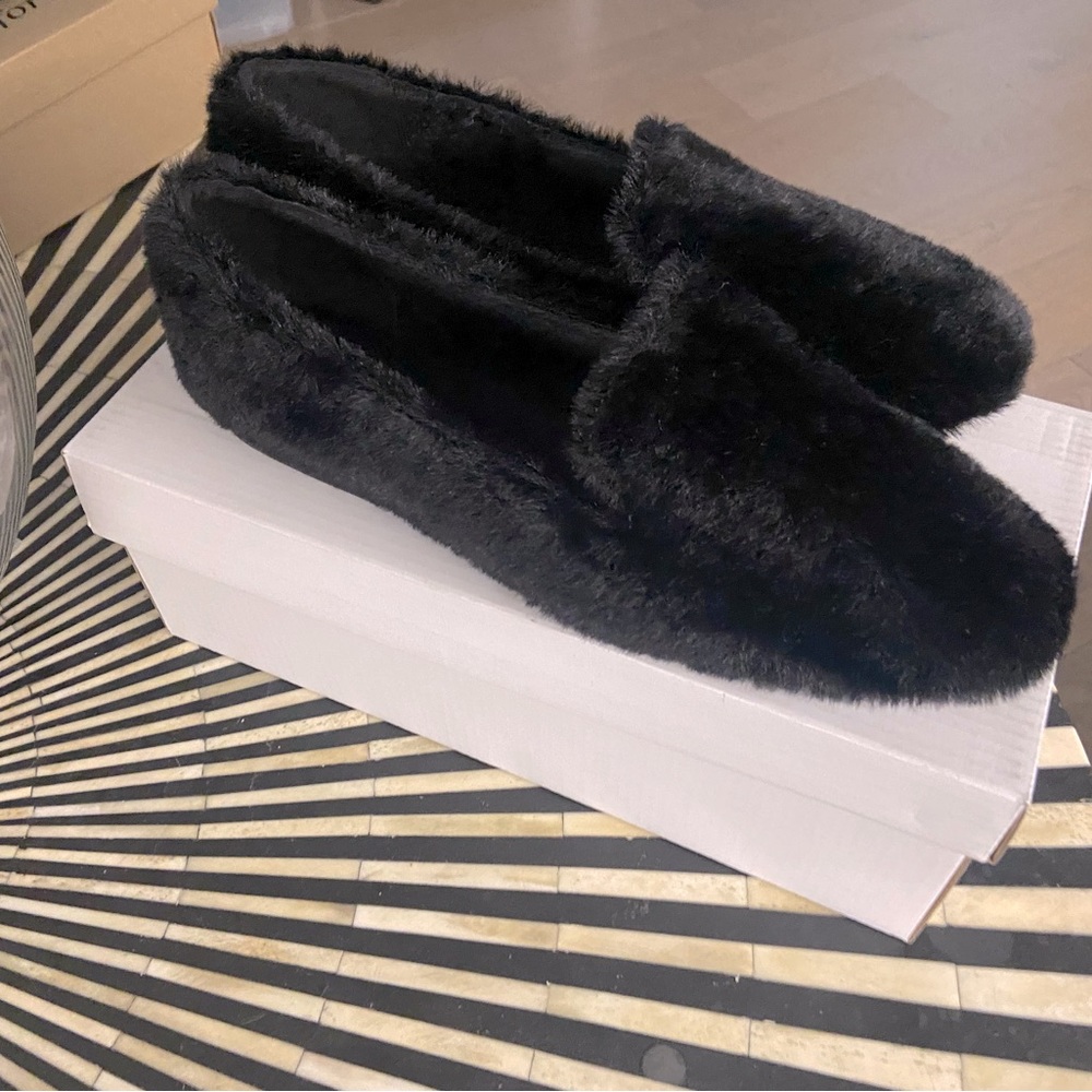 SOLD❣️Super cute & comfortable Flat fuzzy black platform Flats.